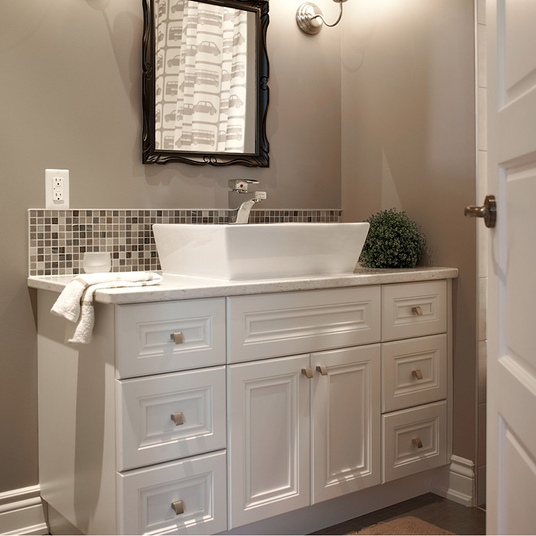 Cuisines Beauregard |Classic style bathroom with a quartz countertop